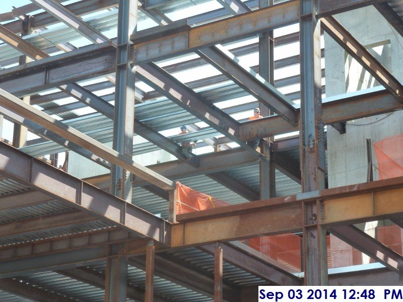 Continued installing metal decking at Derrick -5 (4th Floor) Facing South-East (800x600)